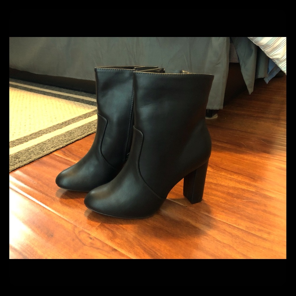 New black boot zippered side. Chunky heel. New!